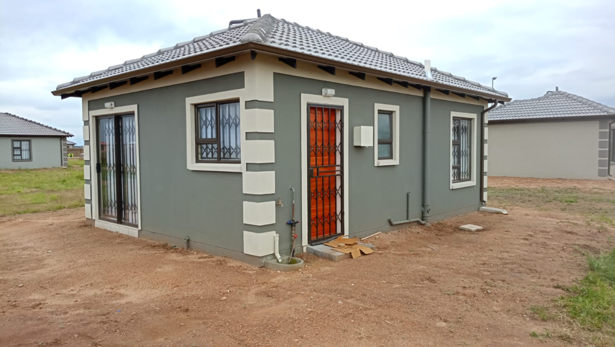 Three-bedroom en-suite Tuscan-roof family home at WindmillPark with sliding stack-doors, security gates and warm timber accents.