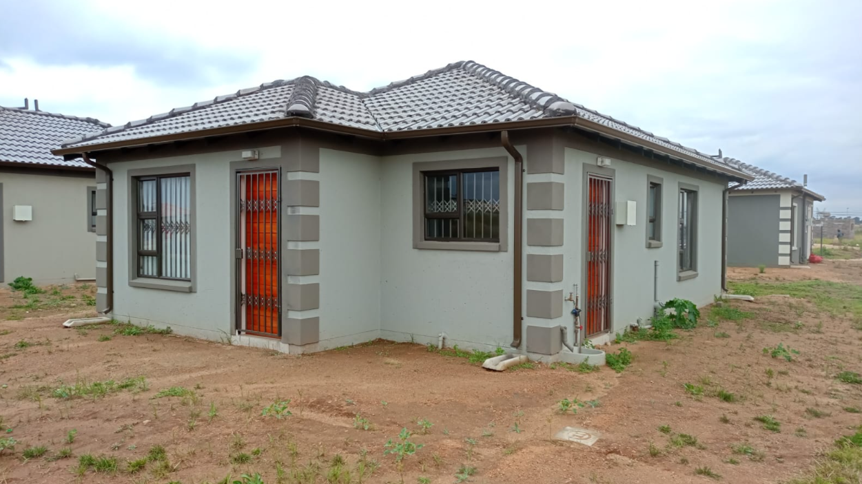 Corner-plot Marula home at WindmillPark with twin entrances and mirrored quoining.
