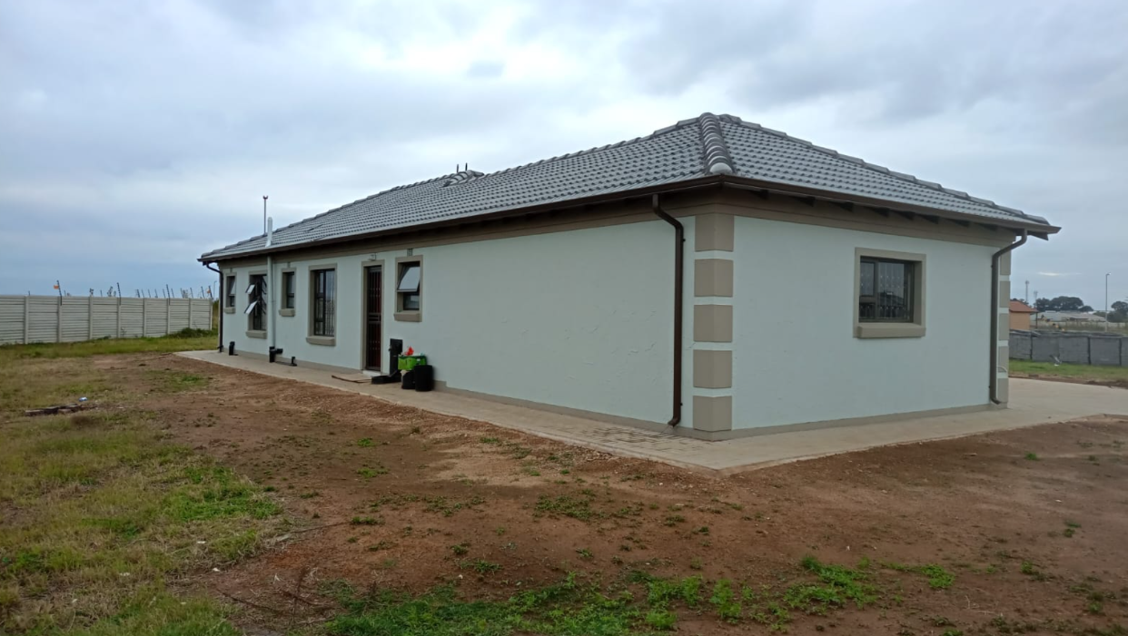 Side elevation of a Marula home showing wrap paving, drainage detail and quoin rhythm.